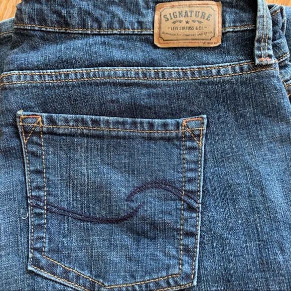 Med blue mid rise bootcut long length signature jeans by Levi’s Strauss. - Picture 4 of 5